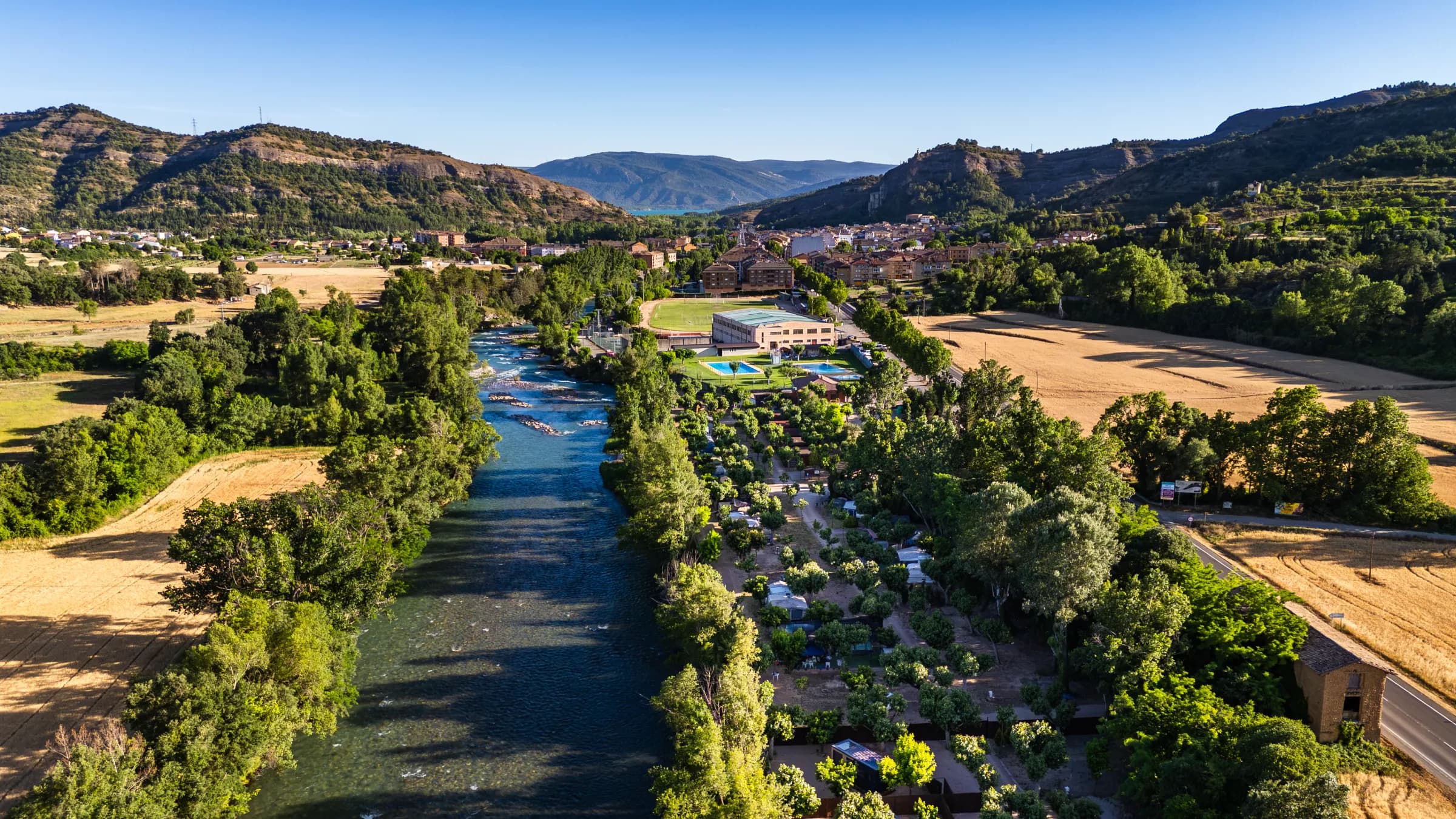 Vista aérea del camping junto al río Ésera, Graus (Huesca)
